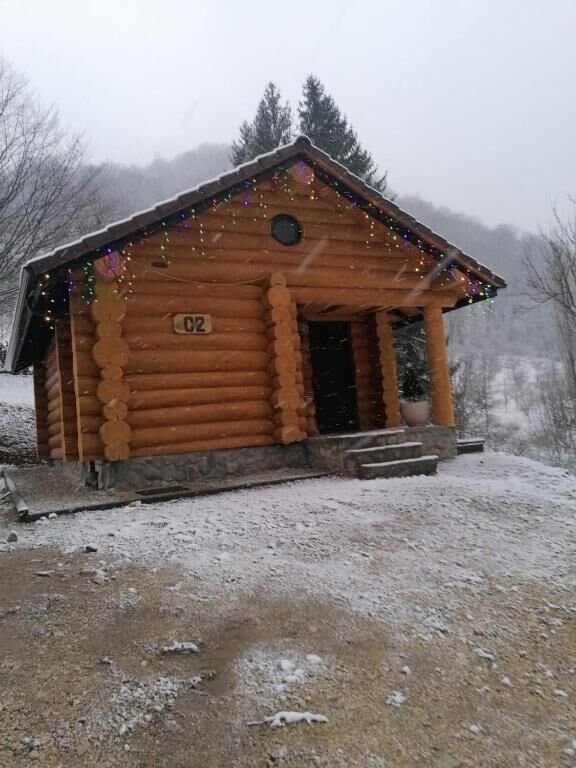 Căsuță din buștean rotund