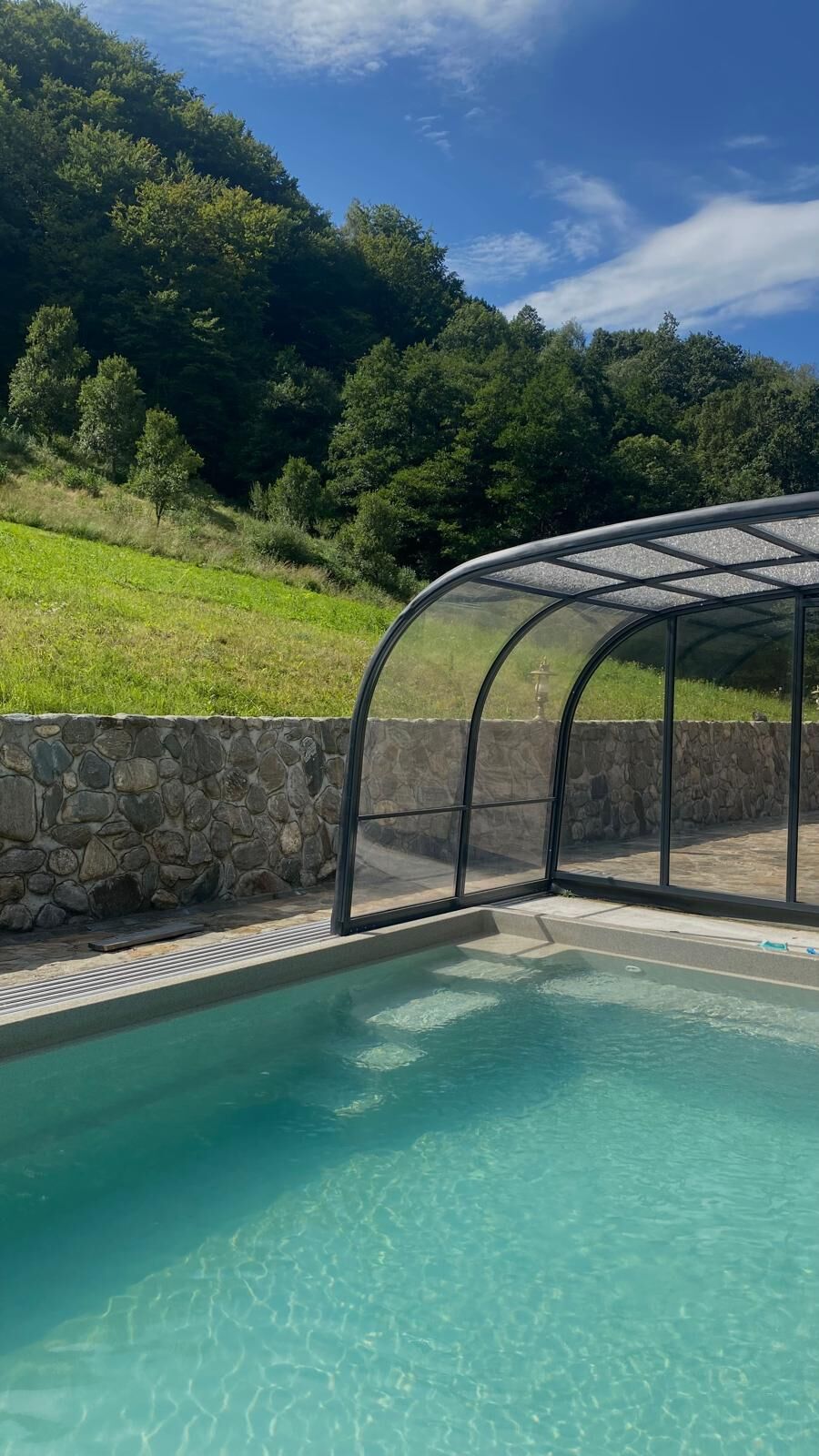 Piscina încălzită a pensiunii, folosibilă tot timpul anului