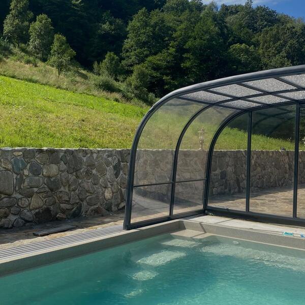 Piscina încălzită a pensiunii