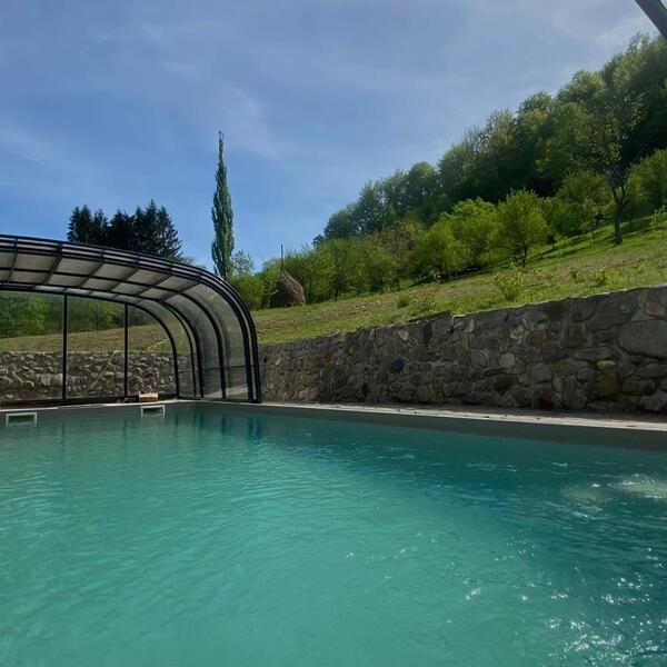 Piscina încălzită a pensiunii