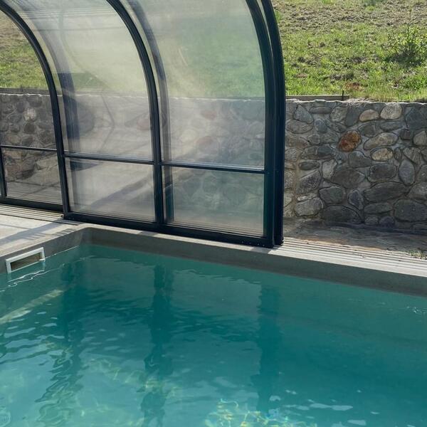 Piscina încălzită a pensiunii
