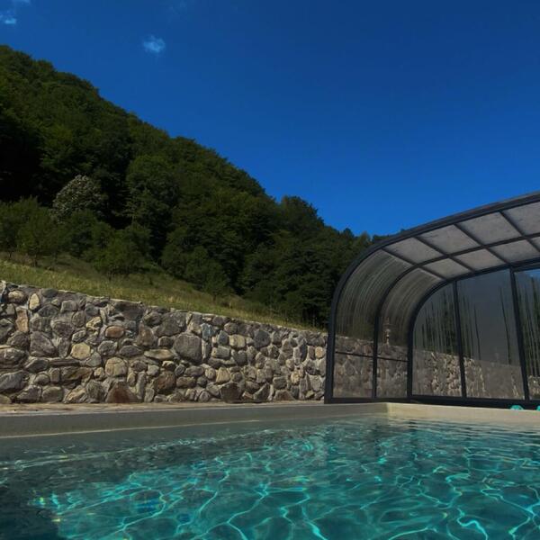 Piscina încălzită a pensiunii