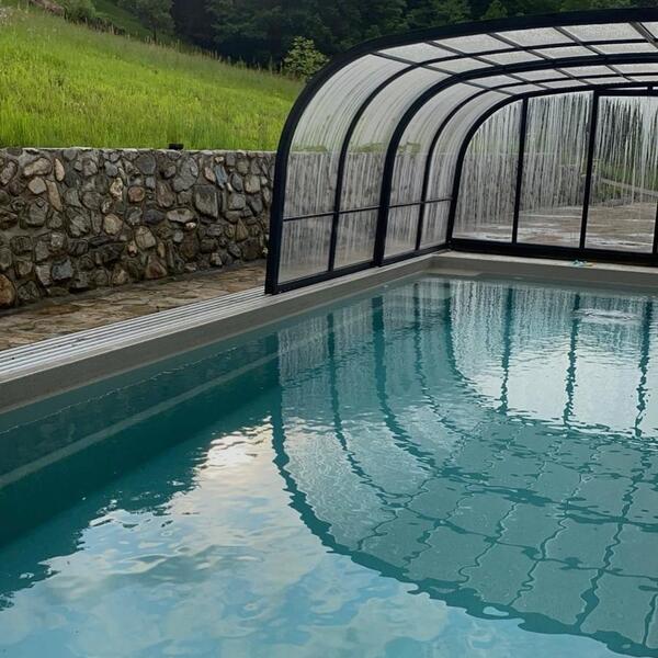 Piscina încălzită a pensiunii